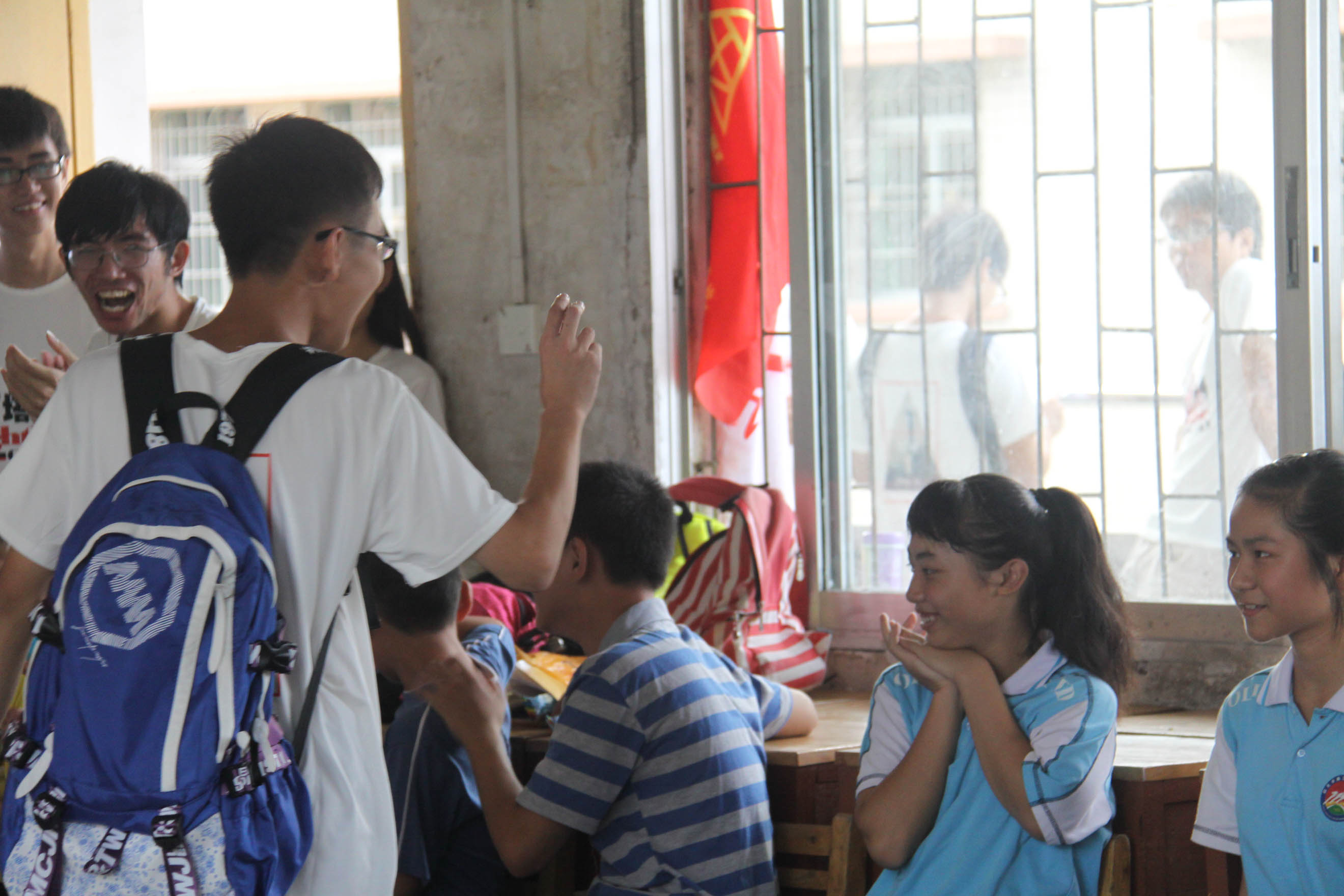 郭湛恒和小朋友玩得正欢 郭湛恒和小朋友玩得正欢