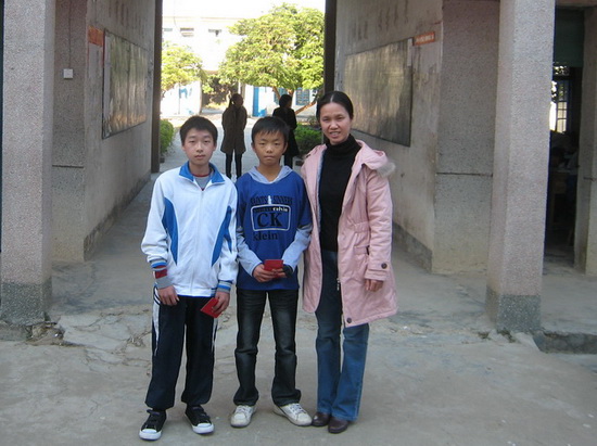 骆银花副书记代表商英学院党委为困难学生送上慰问品 骆银花副书记代表商英学院党委为困难学生送上慰问品