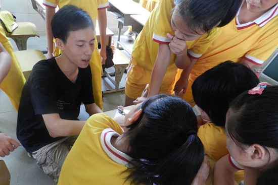 何嘉明老师为同学讲解数学 何嘉明老师为同学讲解数学