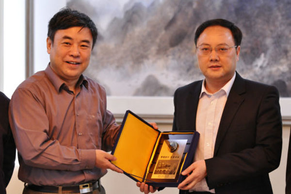 论坛开始前石佑启副校长在迎宾厅向尹韵公赠送纪念品