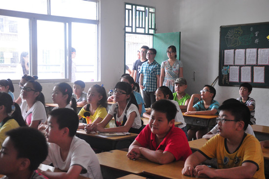 学院党委副书记国佳一行细心聆听“绘梦一夏”义教课堂 学院党委副书记国佳一行细心聆听“绘梦一夏”义教课堂