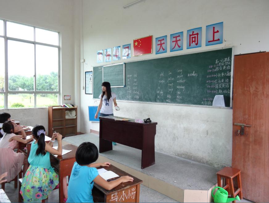 义教组老师在上英语课 义教组老师在上英语课