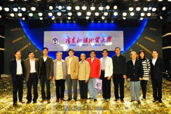 电视演播厅内合影留念