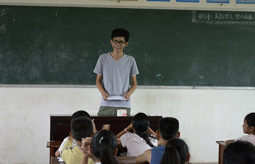 主教郑禹彪在向学生传授英语学习技巧 主教郑禹彪在向学生传授英语学习技巧