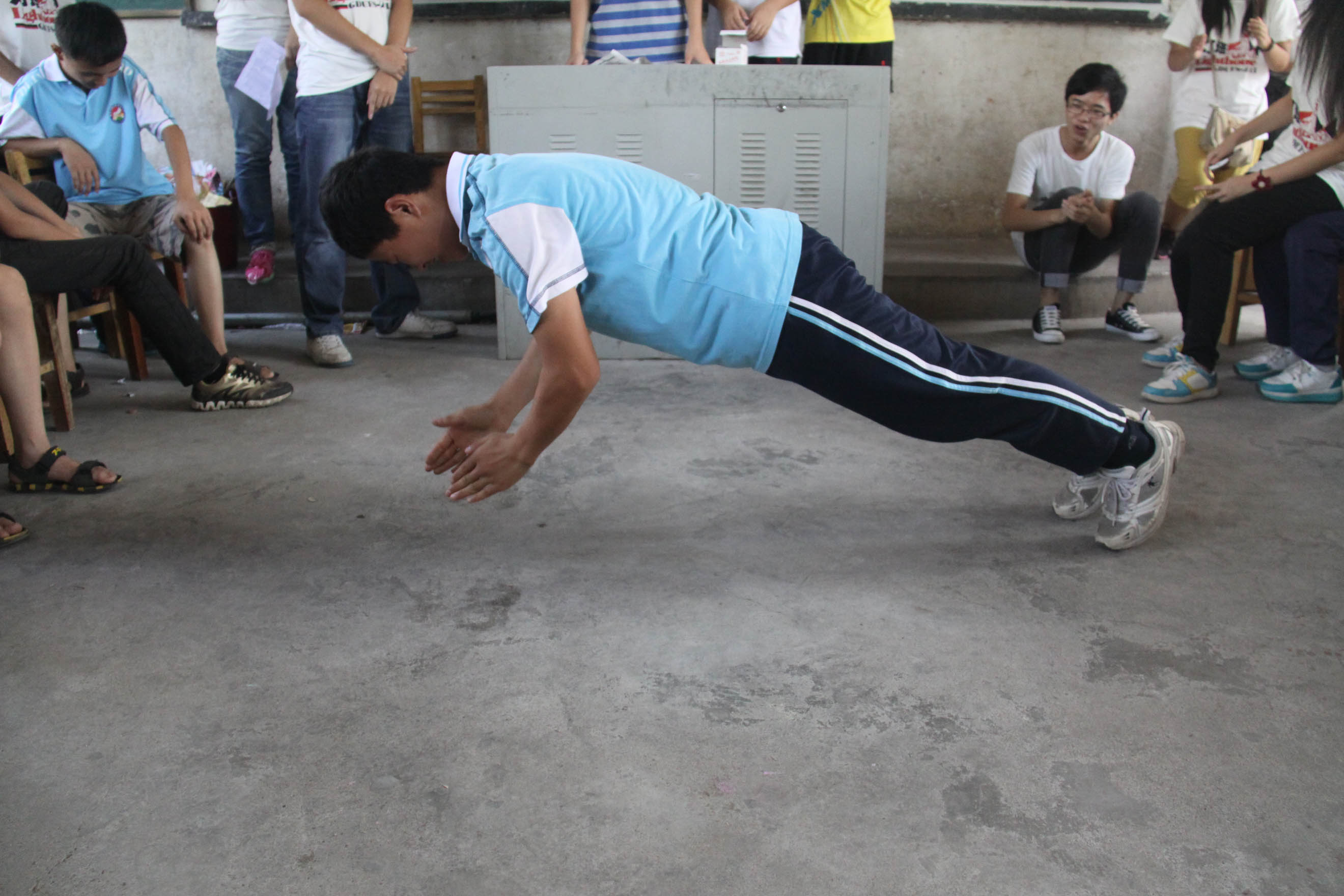俯卧撑做得很溜的一个小朋友 俯卧撑做得很溜的一个小朋友