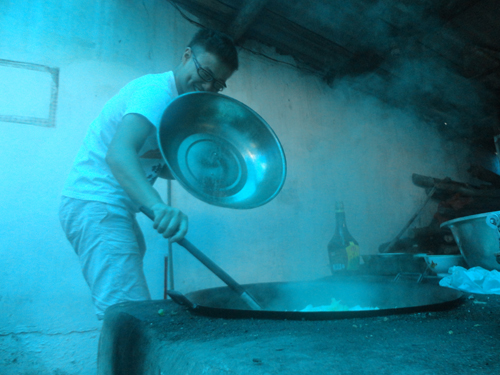 大厨正在为我们努力地炒菜 大厨正在为我们努力地炒菜