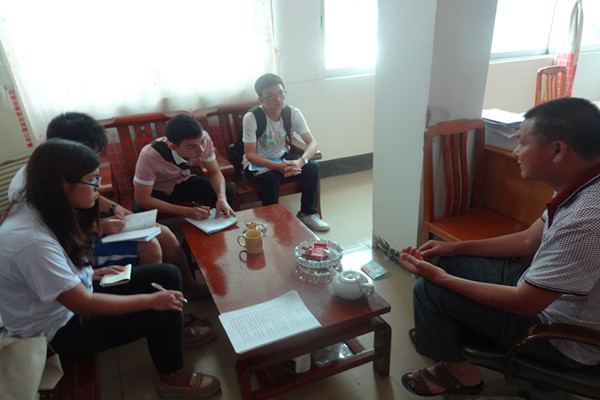 村委会领导热心解答 村委会领导热心解答