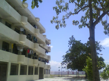 宿舍楼旁的天空