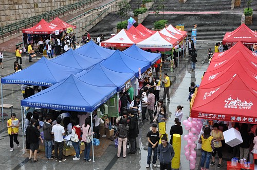雨中的现场交易