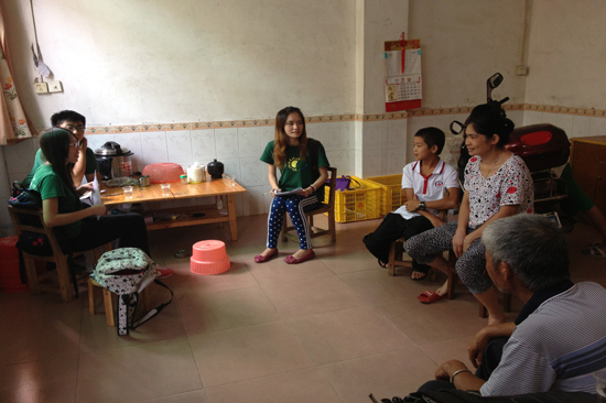 队员们跟家长、学生愉快地交谈 队员们跟家长、学生愉快地交谈