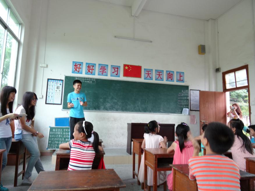 30分钟大课间,老师与学生们一起玩乐 30分钟大课间,老师与学生们一起玩乐