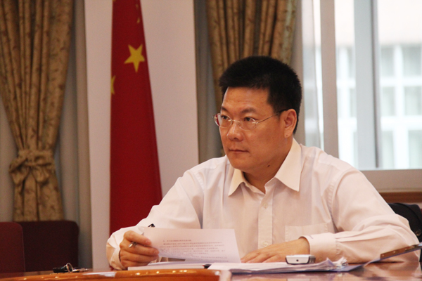 校长仲伟合主持会议