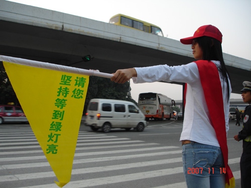 请您坚持等到路灯亮