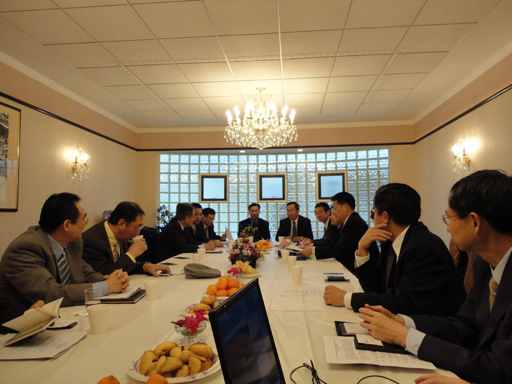 仲伟合在“旅美华人院校长协会第八届论坛”上发言