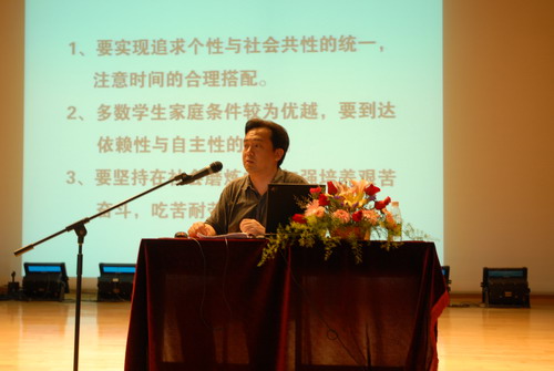 黄泽顺在进行讲座