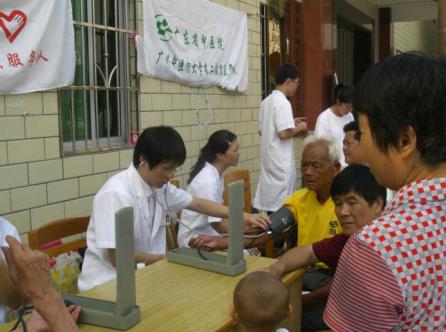 义诊组组员专心为村民们服务