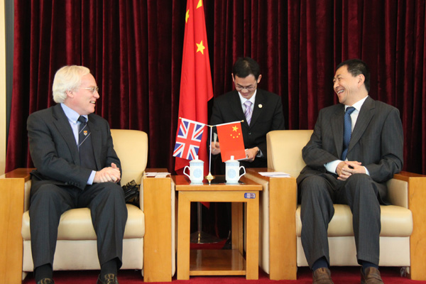 两校校长谈笑风生