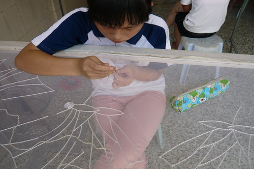 小女孩专心刺绣