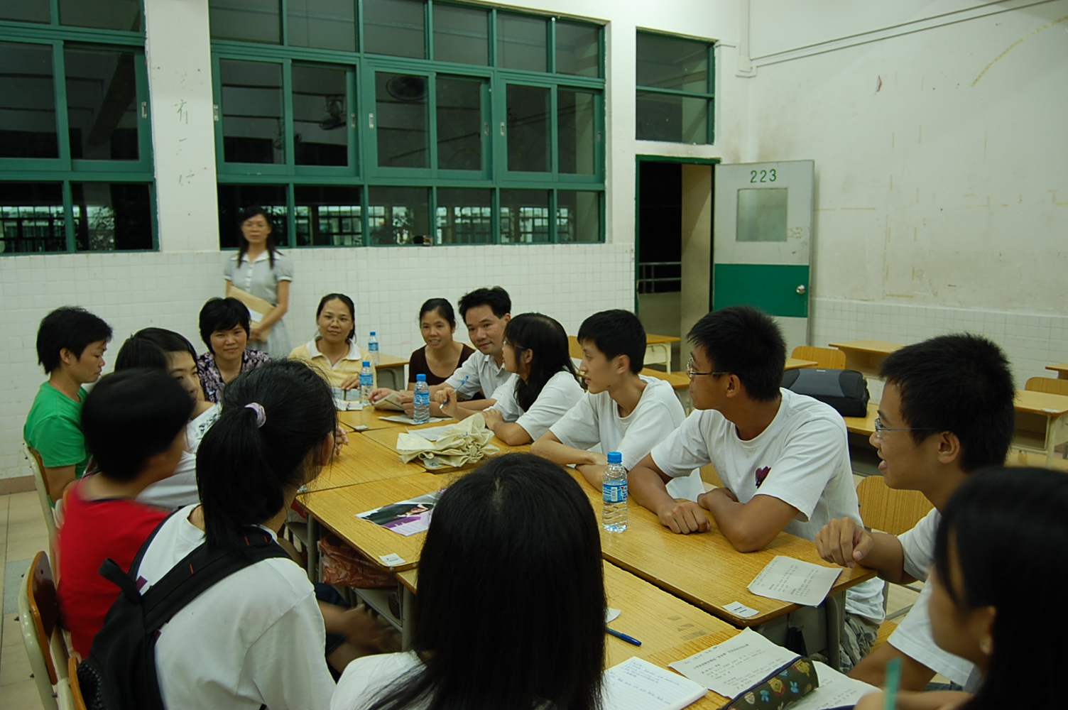 同学们与老师面对面交流