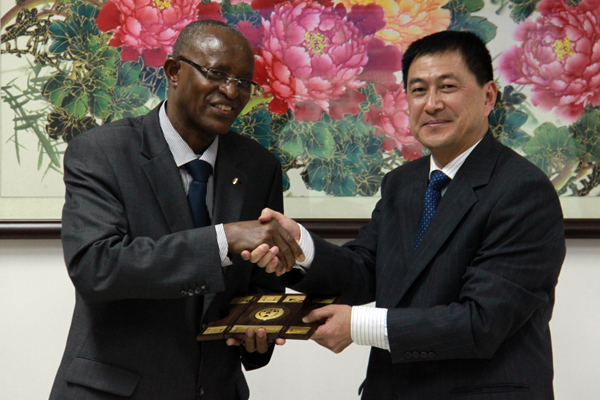 隋广军向副总统赠送礼物