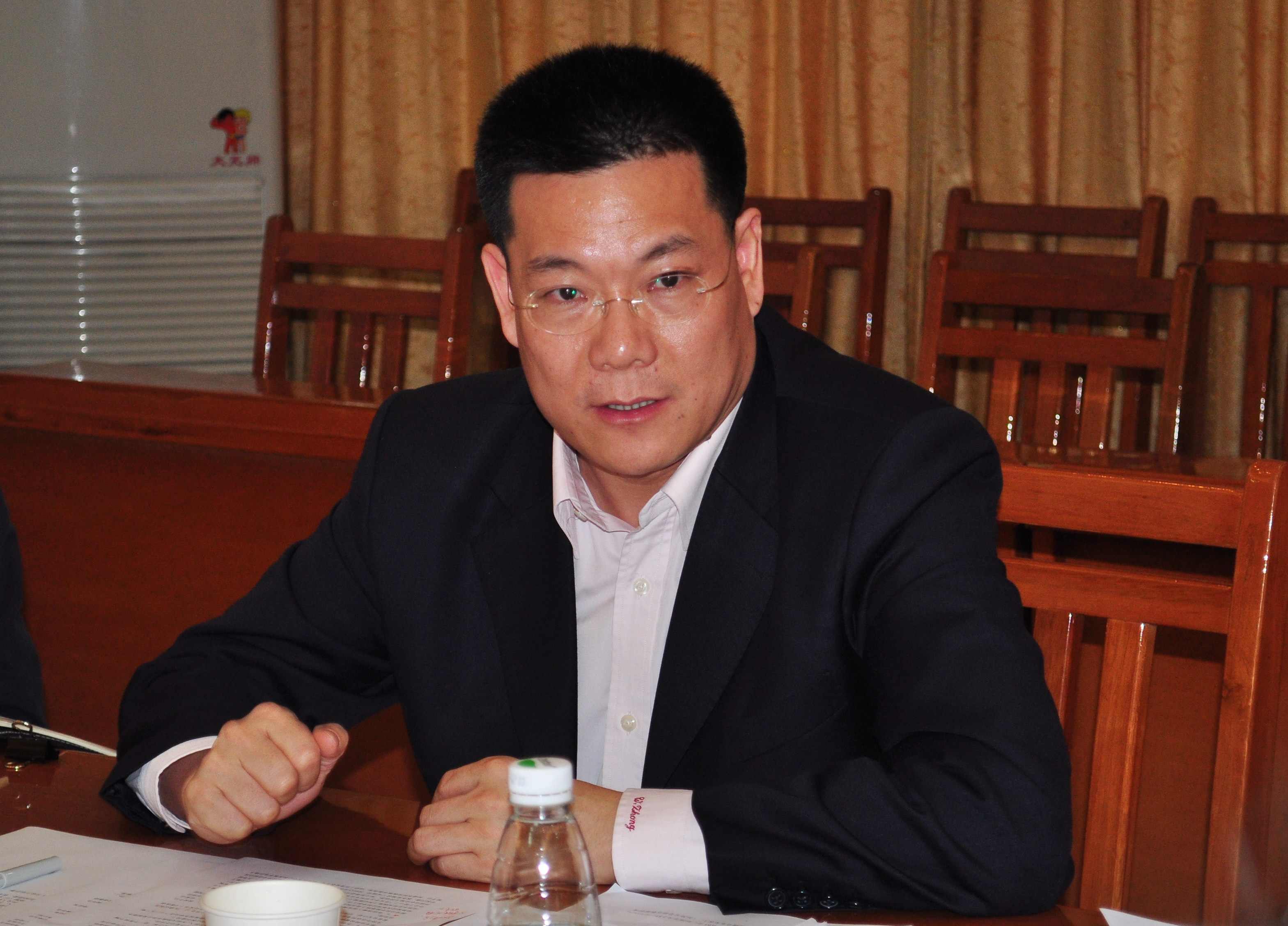 仲伟合在会上发言