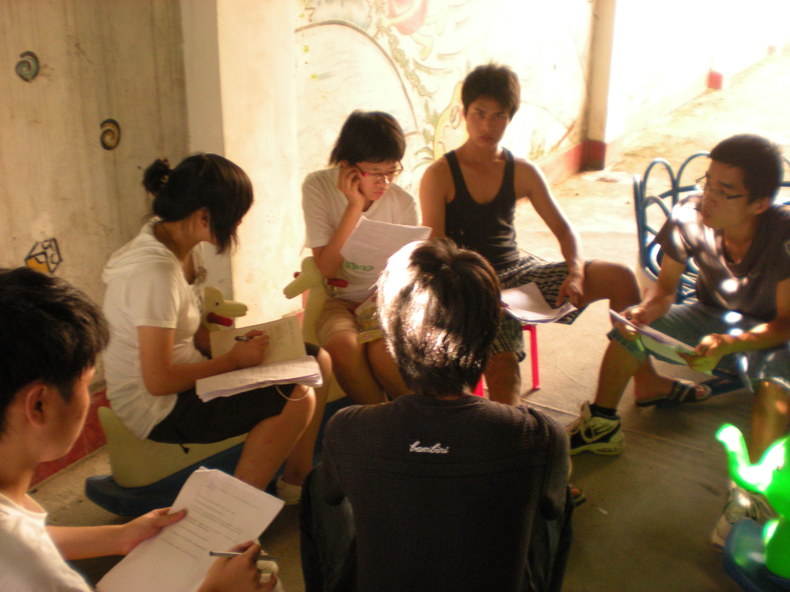 准备中的多方会谈,调研组的众人拿着笔记等候会议最终结果的诞生