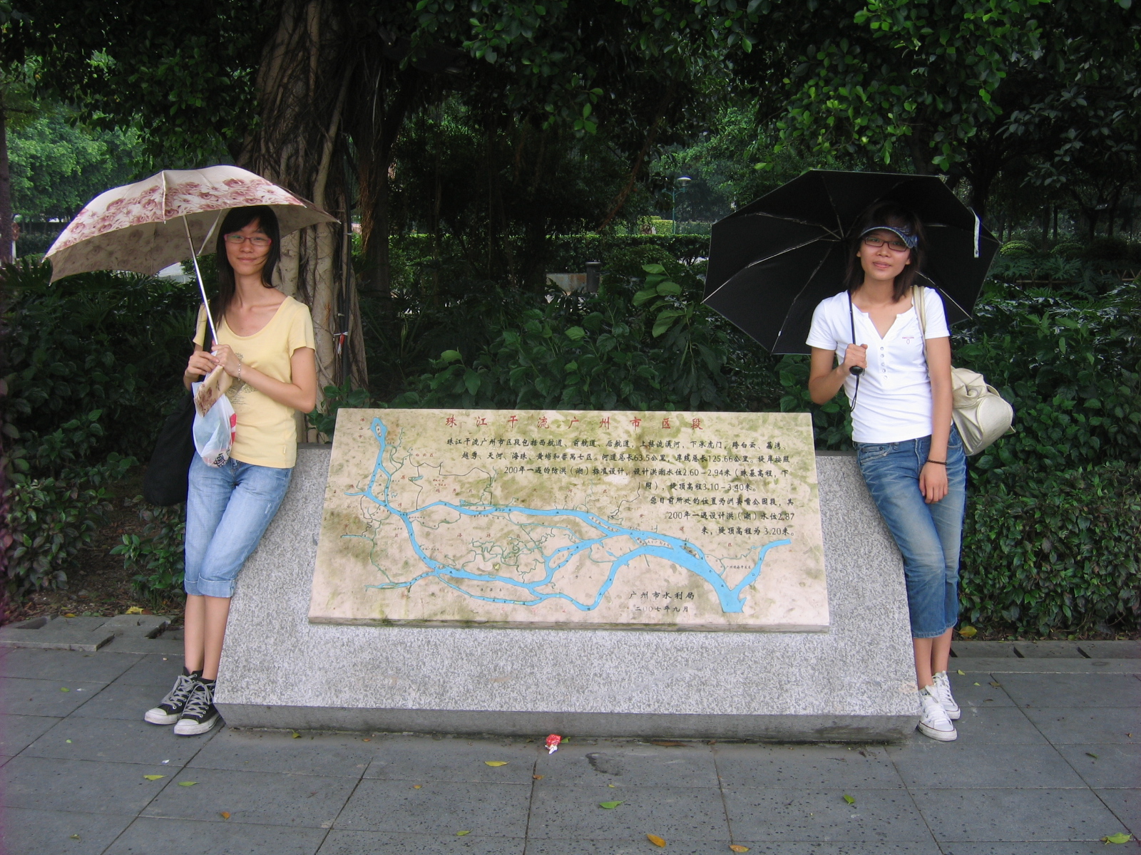 图3:队员与珠江干流图合影