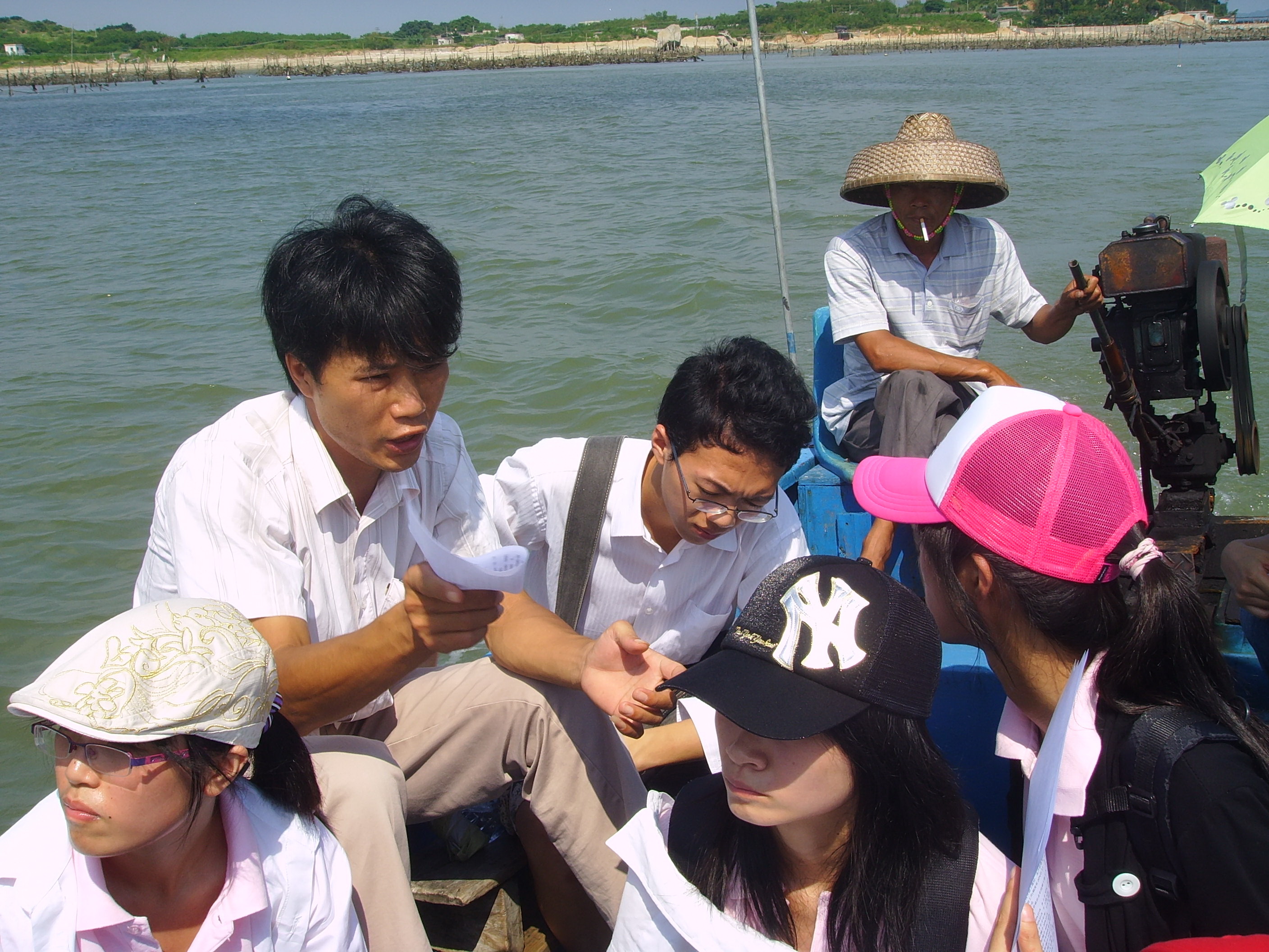 欧主任带着队员乘船出发