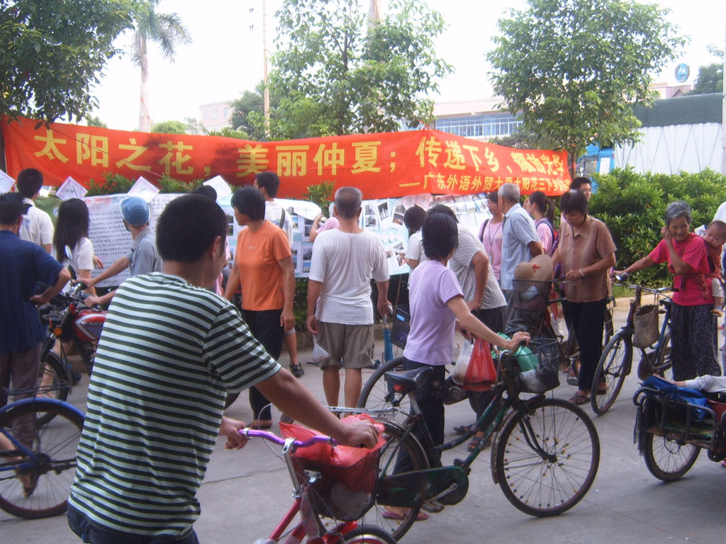 展位前络绎不绝的人群