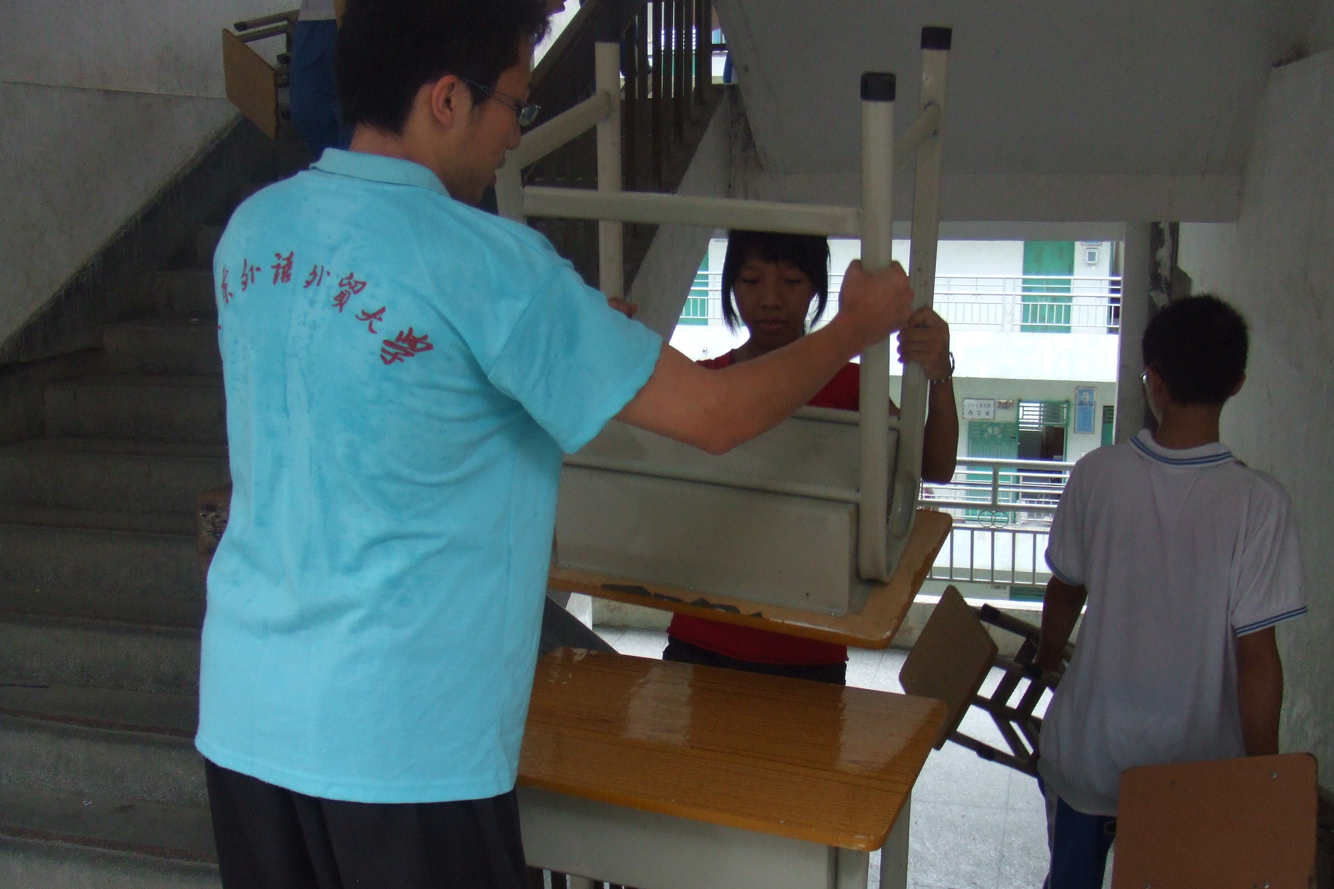 齐齐搬桌椅,接力!