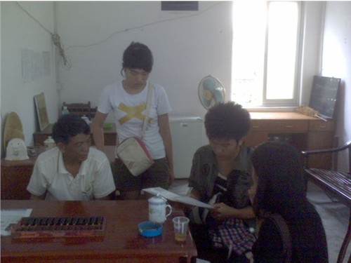 经济063调研队员在环境卫生办访谈