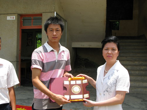 曾继平向吴素香赠送礼物