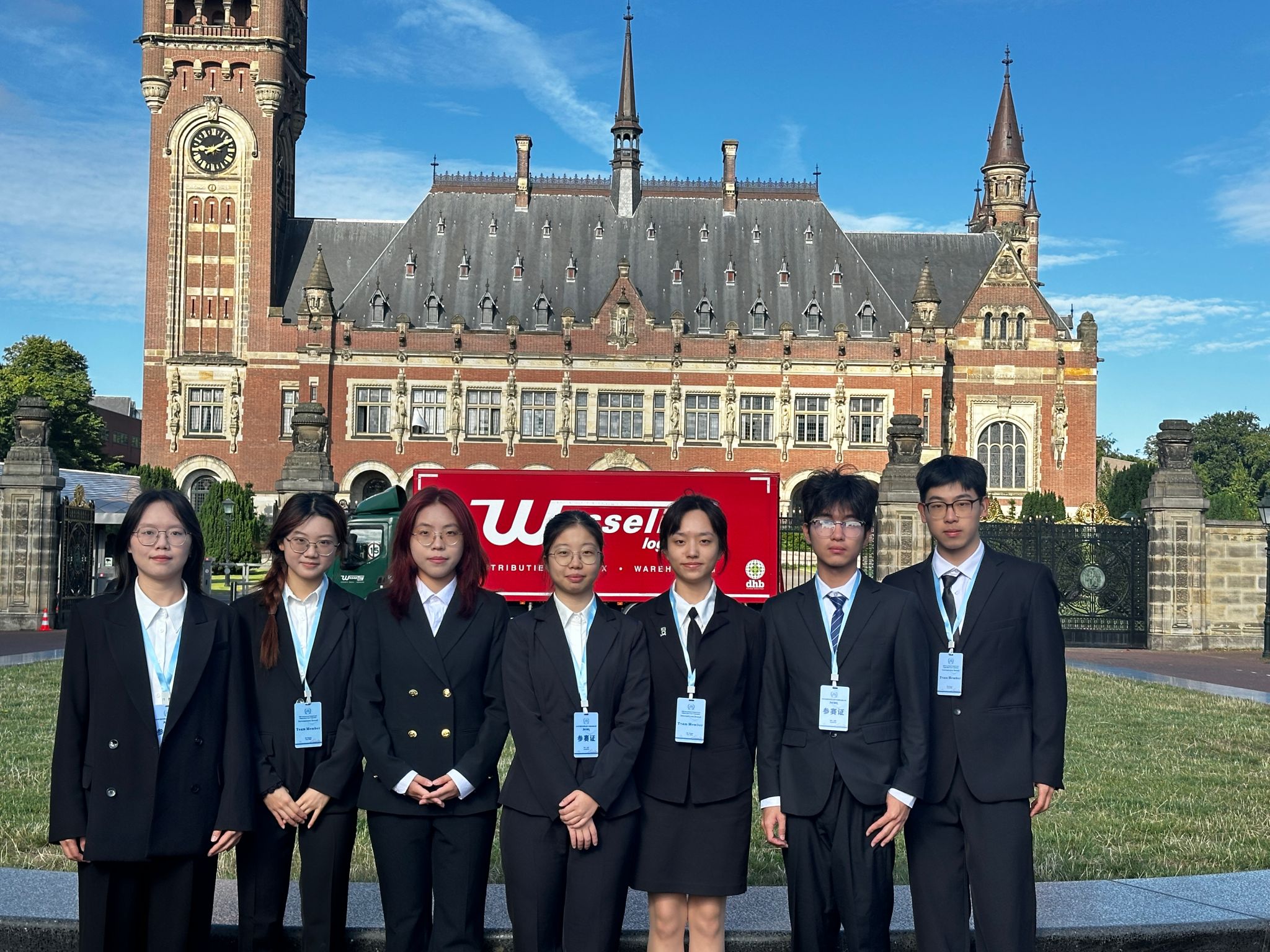 广外ICC赛队队员参访国际法院合照.jpg