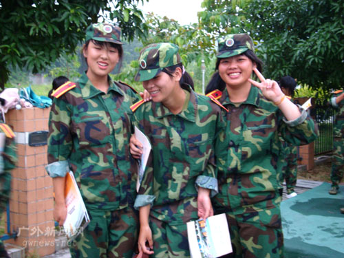 被簇拥着合影的“莲妈”依旧一脸无辜