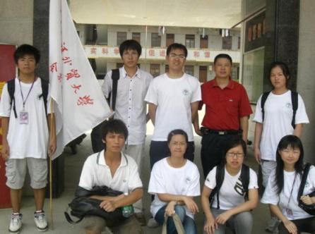 坝仔镇卫生院何院长与义诊组合影留念