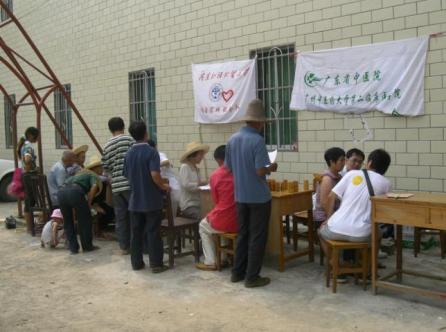 “三华李”义诊服务于坝仔镇