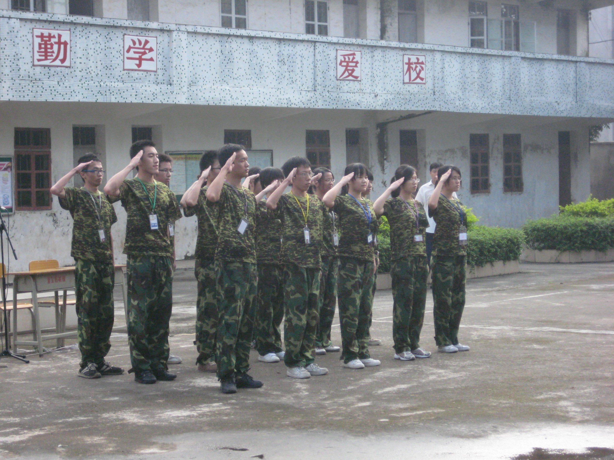 队员们军训汇演中的英姿