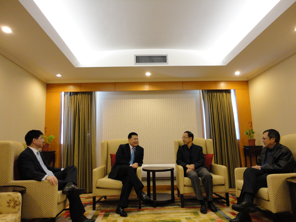 仲伟合与中国驻洛杉矶总领馆教育参赞陈准民交流