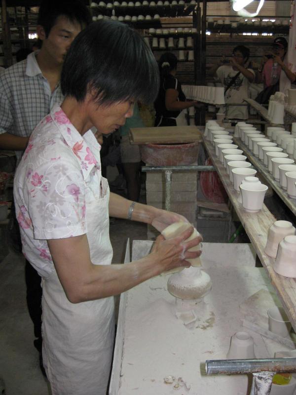 瓷厂员工认真工作着