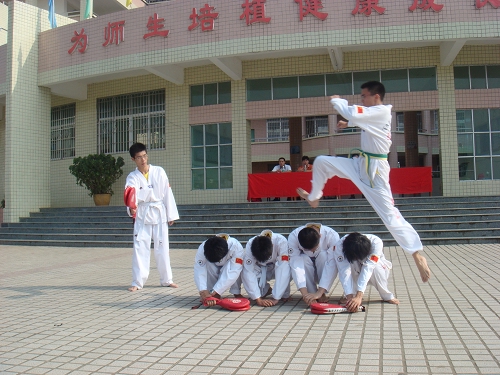 奋力冲刺,尽显英雄本色!