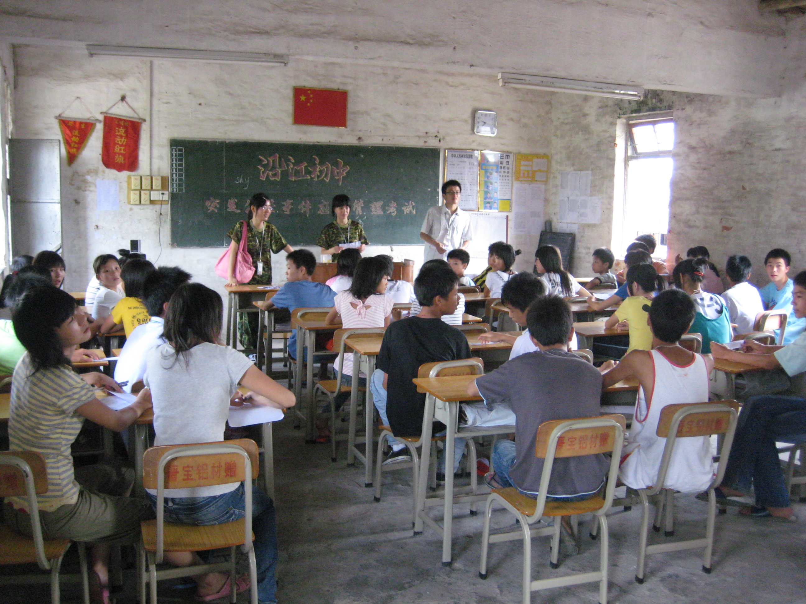 “老师们”教唱班歌《蜗牛》