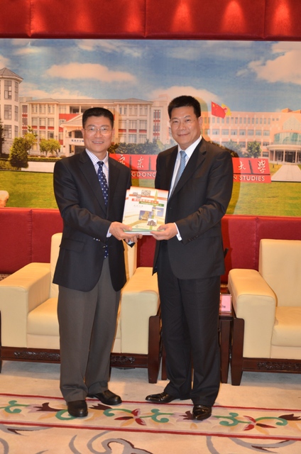 澳门理工学院院长李向玉赠送葡萄牙语教材给我校 澳门理工学院院长李向玉赠送葡萄牙语教材给我校