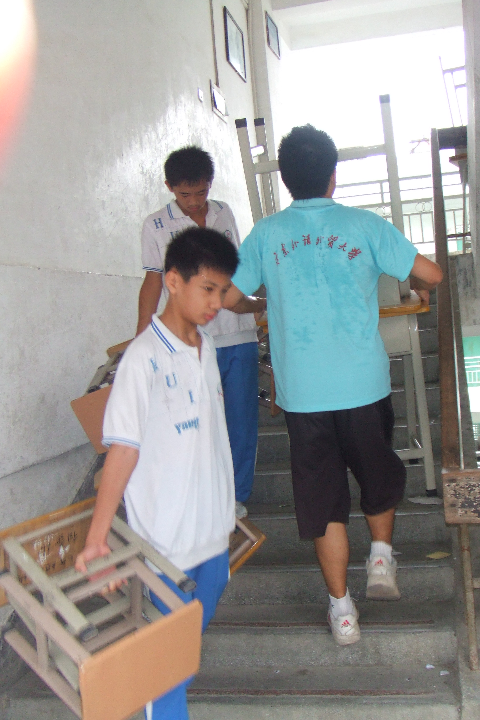 物流系统有条不紊地运行中