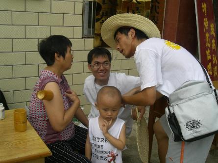 队员担当客家方言翻译官