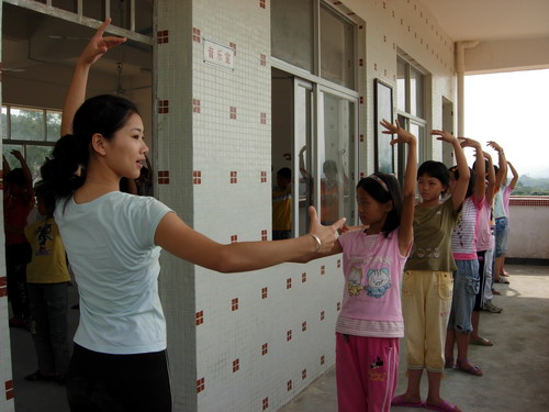 走廊上学习舞蹈