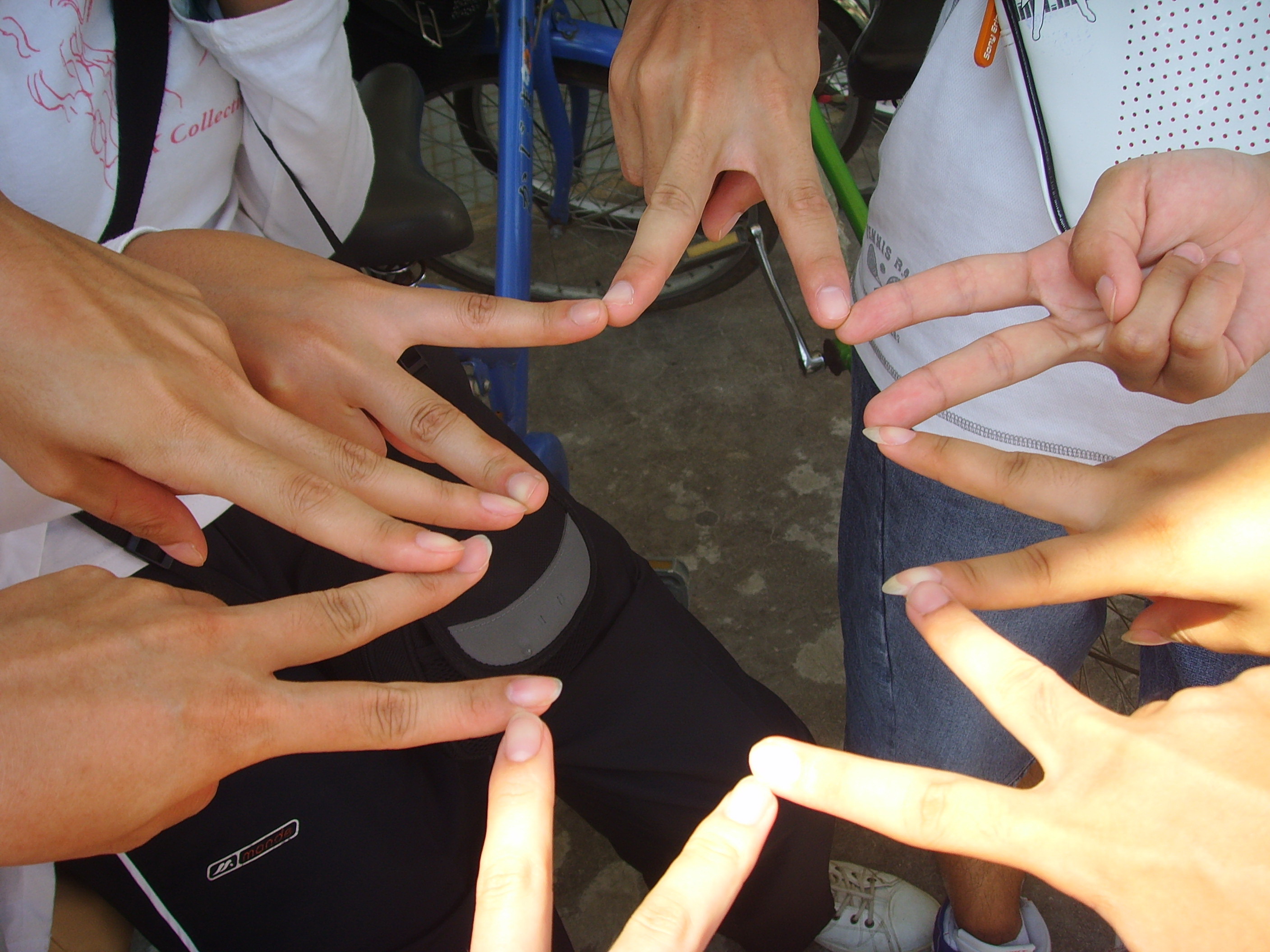 “看,我们的黑手指!”