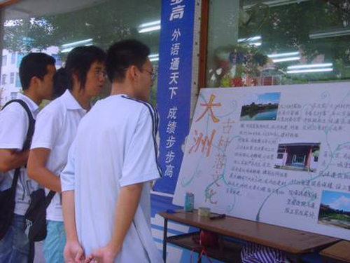 宣传组组员引导路人亲近古村文化