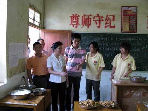 吴素香视察队员生活情况