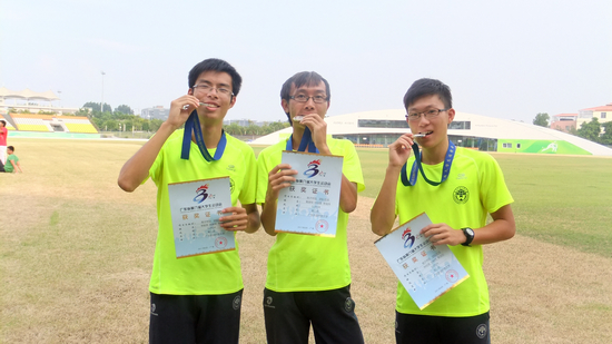 颁奖后,三位获得男子团体银牌的选手合影留念 颁奖后,三位获得男子团体银牌的选手合影留念