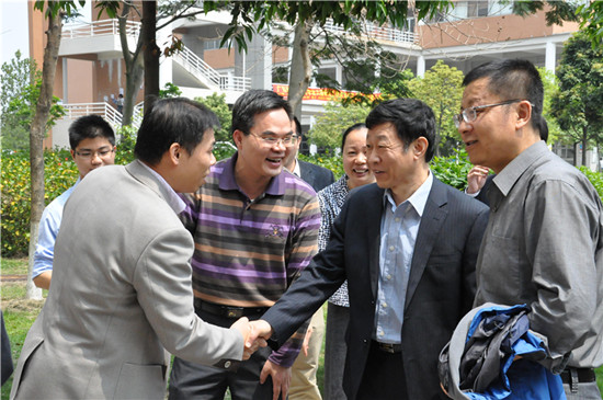 许国彬亲切会见来宾 许国彬亲切会见来宾